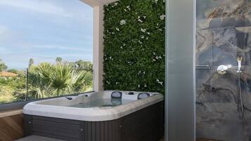 Mythic Blue Suite with Pool & Mountain View | Sengetøy av topp kvalitet, safe på rommet og skrivebord