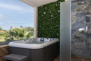 Mythic Blue Suite with Pool & Mountain View | Ropa de cama de alta calidad, caja fuerte, escritorio