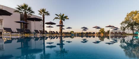 2 piscines extérieures, parasols de plage, chaises longues