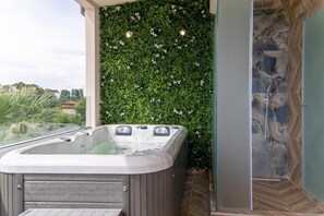 Blue Suite with Pool & Mountain Olympus View | バスルーム | シャワー、バスアメニティ (無料)、ヘアドライヤー、タオル