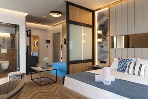 Mythic Blue Suite with Pool & Mountain View | Ylelliset vuodevaatteet, tallelokero huoneessa, työpöytä