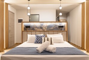 Mythic Blue Suite | 1 غرفة نوم وأغطية فراش متميزة وخزنة داخل الغرفة ومكتب