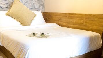 Ropa de cama de alta calidad y caja de seguridad en la habitación
