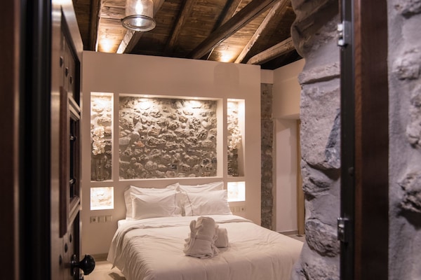 Ropa de cama de alta calidad y caja de seguridad en la habitación