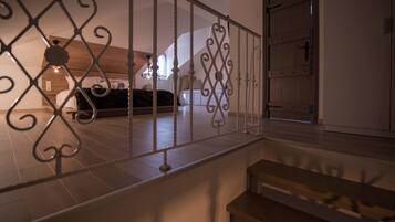 Ropa de cama de alta calidad y caja de seguridad en la habitación