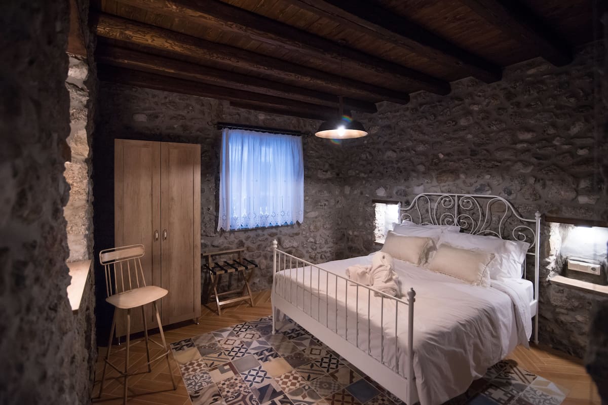 Deluxe tweepersoonskamer (MELPOMENI) | Luxe beddengoed, een kluis op de kamer, individueel gedecoreerd
