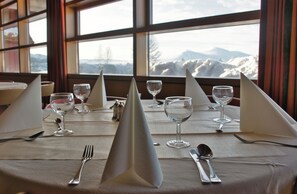 Se sirven desayunos y cenas, cocina local