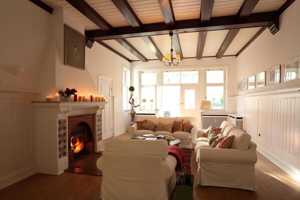 Una televisión, una chimenea