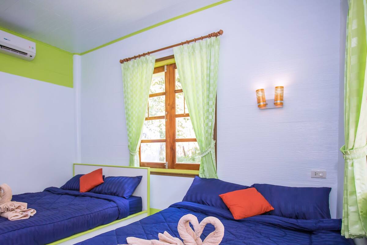 Family Quadruple Room | Langsir/tirai gelap terus, Wi-fi percuma, cadar katil 