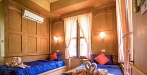 Quarto duplo standard | Cortinas blackout, Wi-Fi de cortesia, roupa de cama
