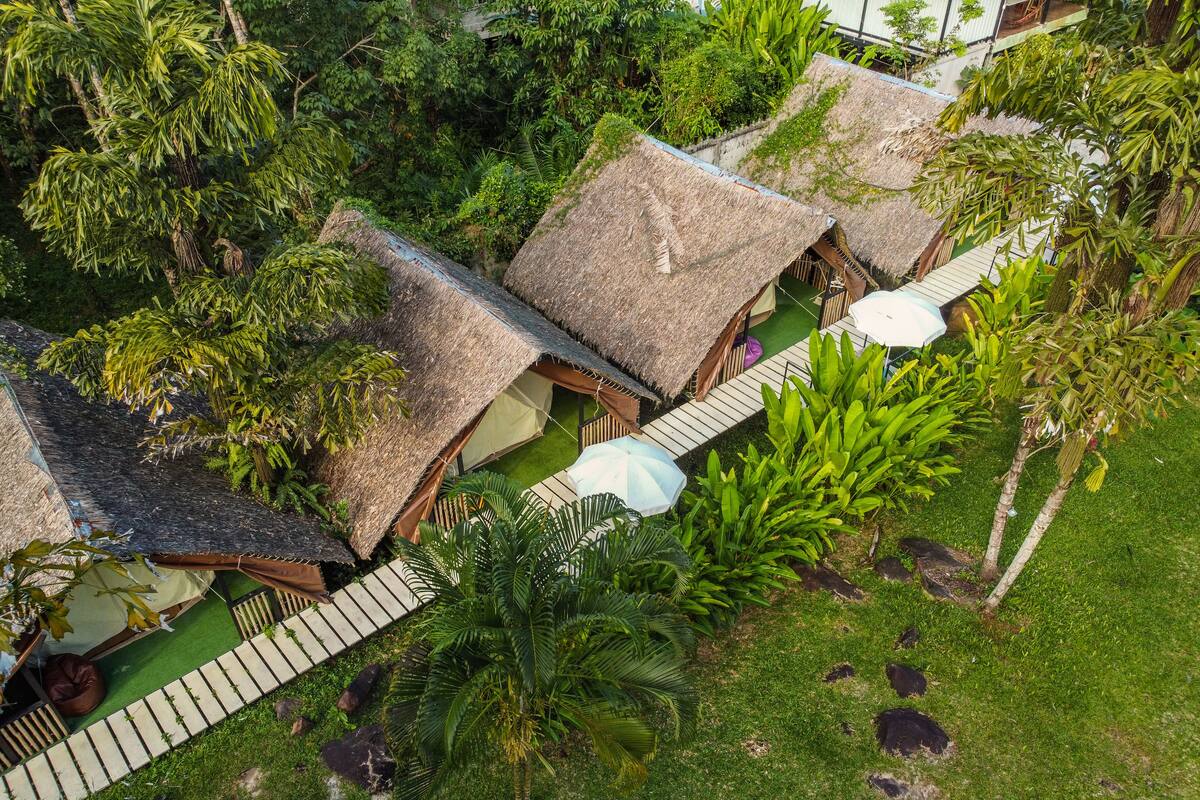 Basic Tent | Langsir/tirai gelap terus, Wi-fi percuma, cadar katil 