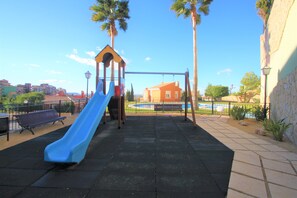 Área de juegos infantiles al aire libre