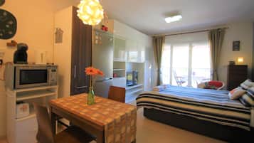 Studio, Golf View | Private kitchenette | Full-sized fridge, microwave, oven, stovetop