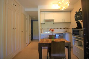 Studio, Golf View | In-room dining - Apartamento CasaTuris Bonalba Golf (Mutxamel)