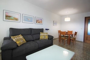 Apartment, 3 Schlafzimmer, Terrasse | Wohnzimmer | Flachbildfernseher