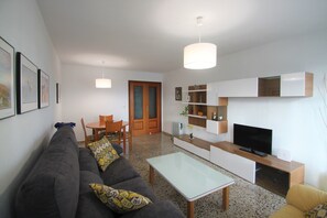 Appartement, 3 chambres, terrasse | Salle de séjour | Téléviseur à écran plat