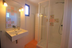 Appartement, 3 chambres, terrasse | Salle de bain | Baignoire et douche séparées, articles de toilette (gratuits)