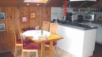 Condo, 3 Bedrooms (incl. 65€ Cleaning Fee) | In-room dining