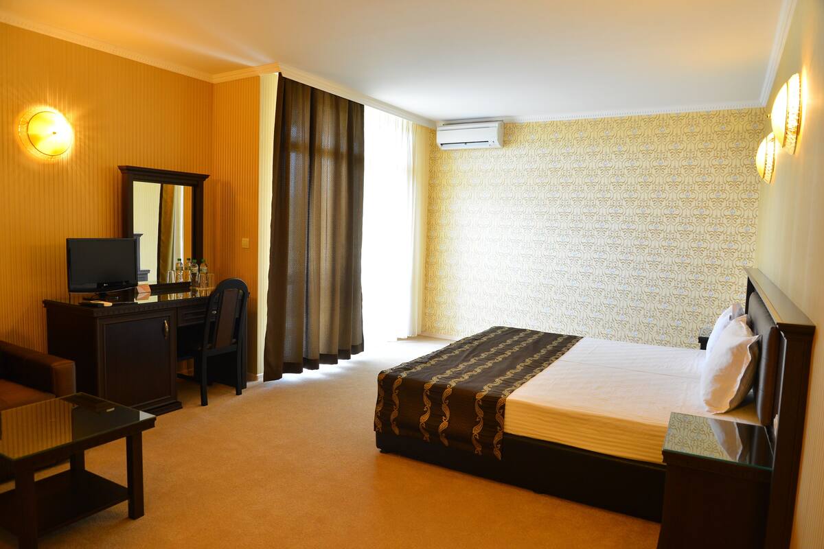 Double Room | Soundproofing, rollaway beds (surcharge), WiFi (free), bed sheets
