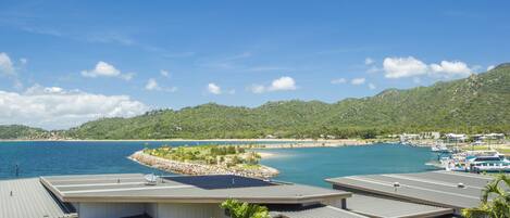 Superior-Apartment, 2 Schlafzimmer, Poolzugang, Meerblick | Ausblick vom Zimmer