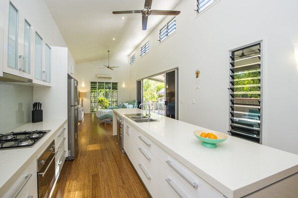 Private kitchen - Azur Villa (Horseshoe Bay)