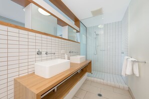 Apartamento superior, 2 habitaciones, acceso a la piscina, vistas al mar | Baño | Bañera y ducha independientes y bañera profunda