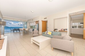 Apartamento superior, 2 habitaciones, acceso a la piscina, vistas al mar | Zona de estar | Una televisión, un reproductor de DVD