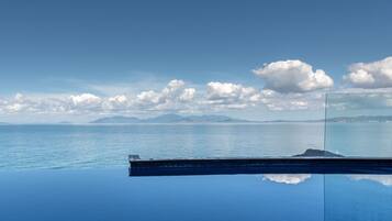 4 outdoor pools, an infinity pool