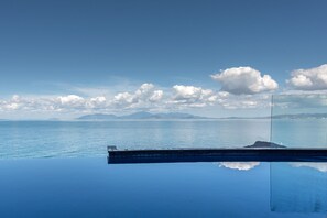 4 piscinas al aire libre, una piscina con borde infinito