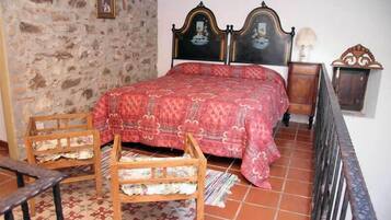 3 bedrooms, individually furnished, desk, iron/ironing board