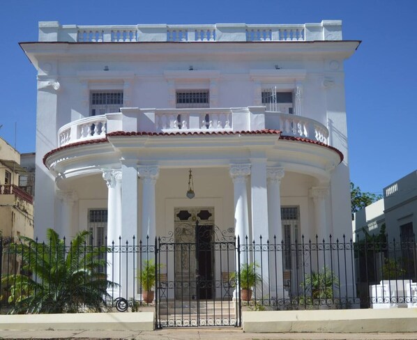 Vista frontal de la propiedad