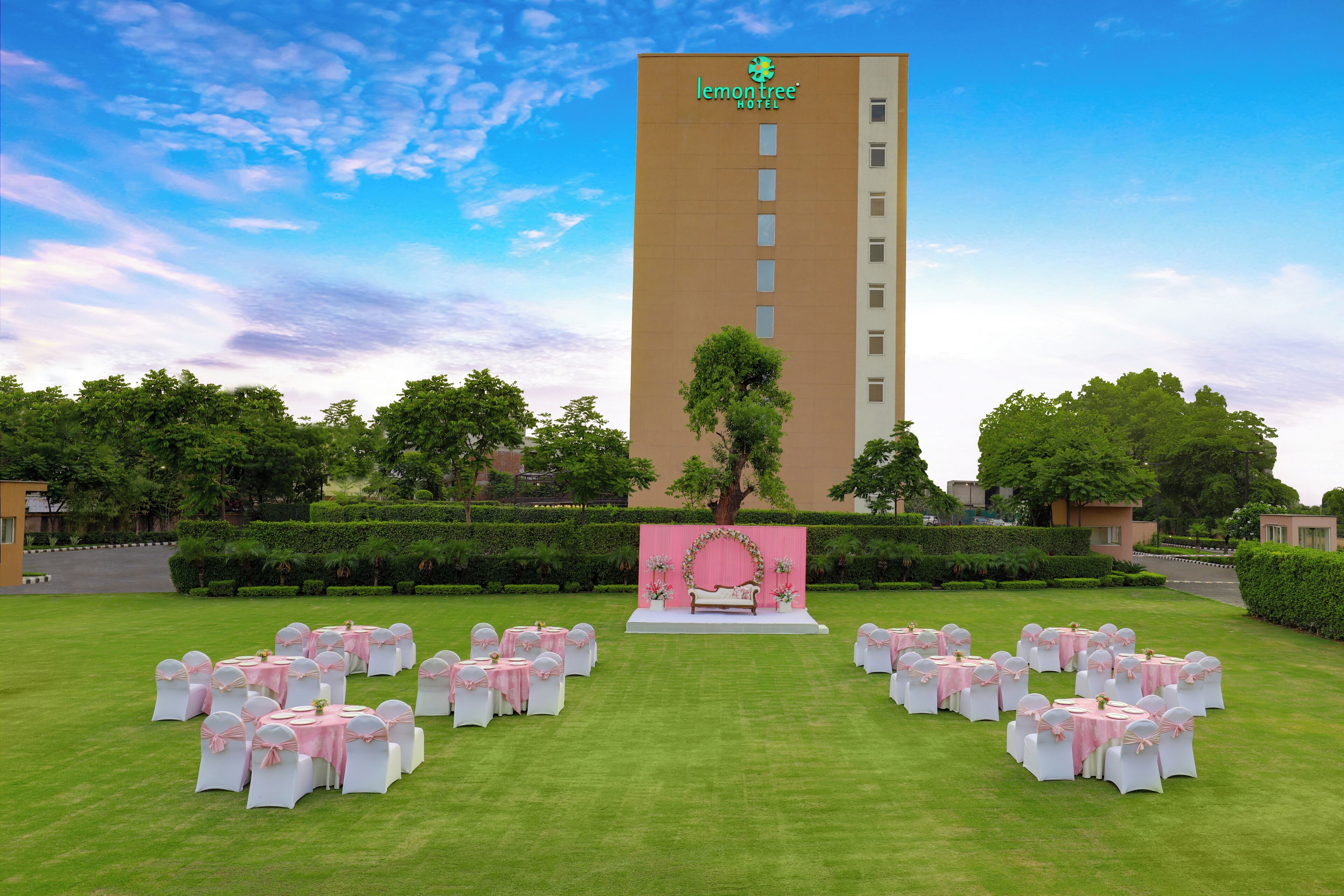 Un hotel con un escenario central y asientos dispuestos en semicírculo.
