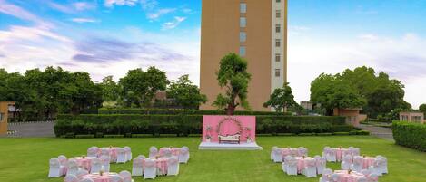 Un hotel con un escenario central y asientos dispuestos en semicírculo.