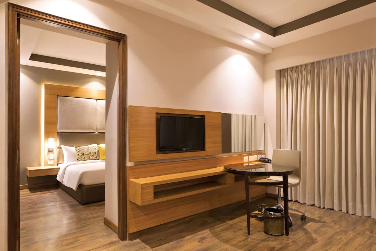 Suite Deluks | 1 kamar tidur, brankas, meja kerja, dan tirai kedap cahaya