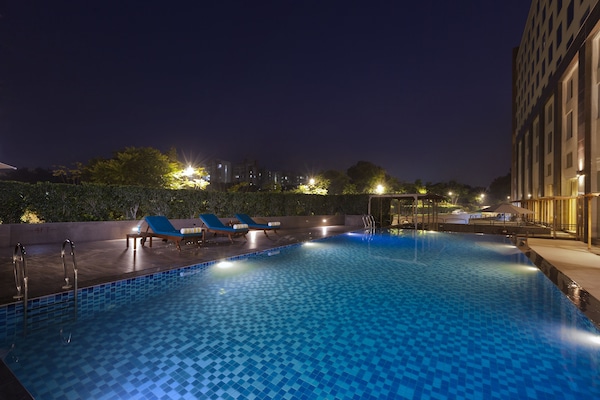 室外游泳池,9:00 至 18:00 开放,日光浴躺椅