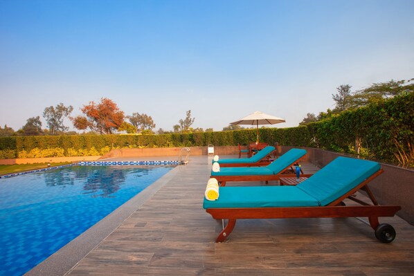 Utomhuspool med öppettider 09.00 till 18.00, och solstolar