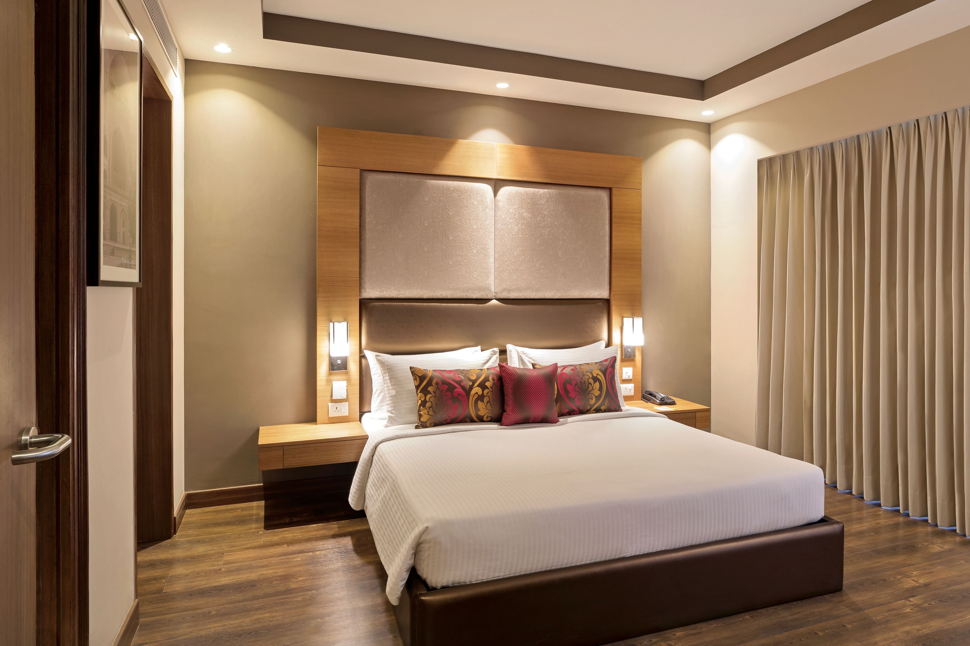 Deluxe Suite | In-room safe, desk, blackout drapes, rollaway beds