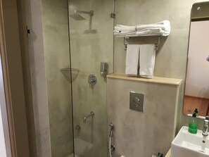 Chambre Deluxe | Salle de bain | Douche, articles de toilette (gratuits), pantoufles, serviettes fournies