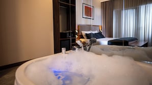 Elite Studio Suite, City View | Peti besi dalam bilik, meja, ruang kerja komputer riba 