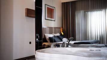 Elite Studio Suite, City View | Private spa tub