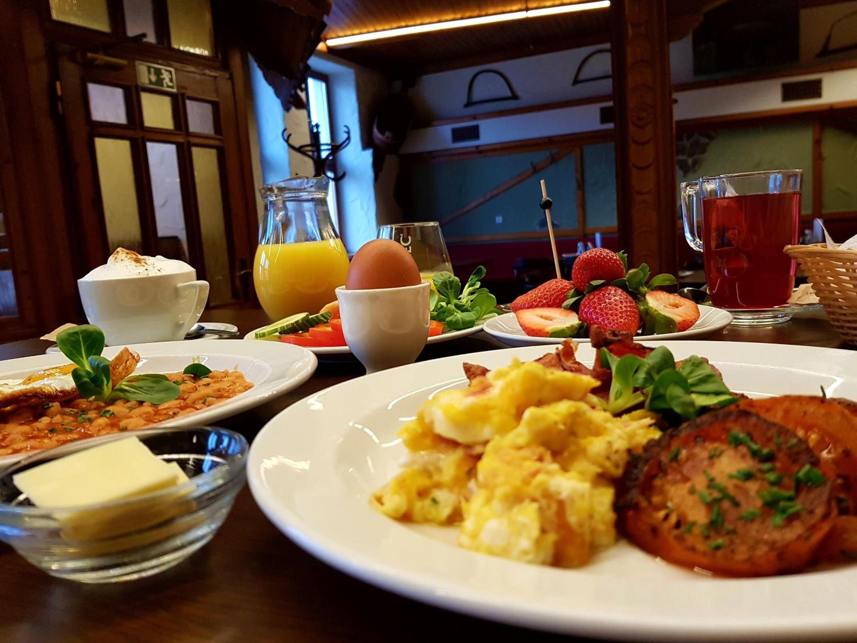 lunch and dinner served