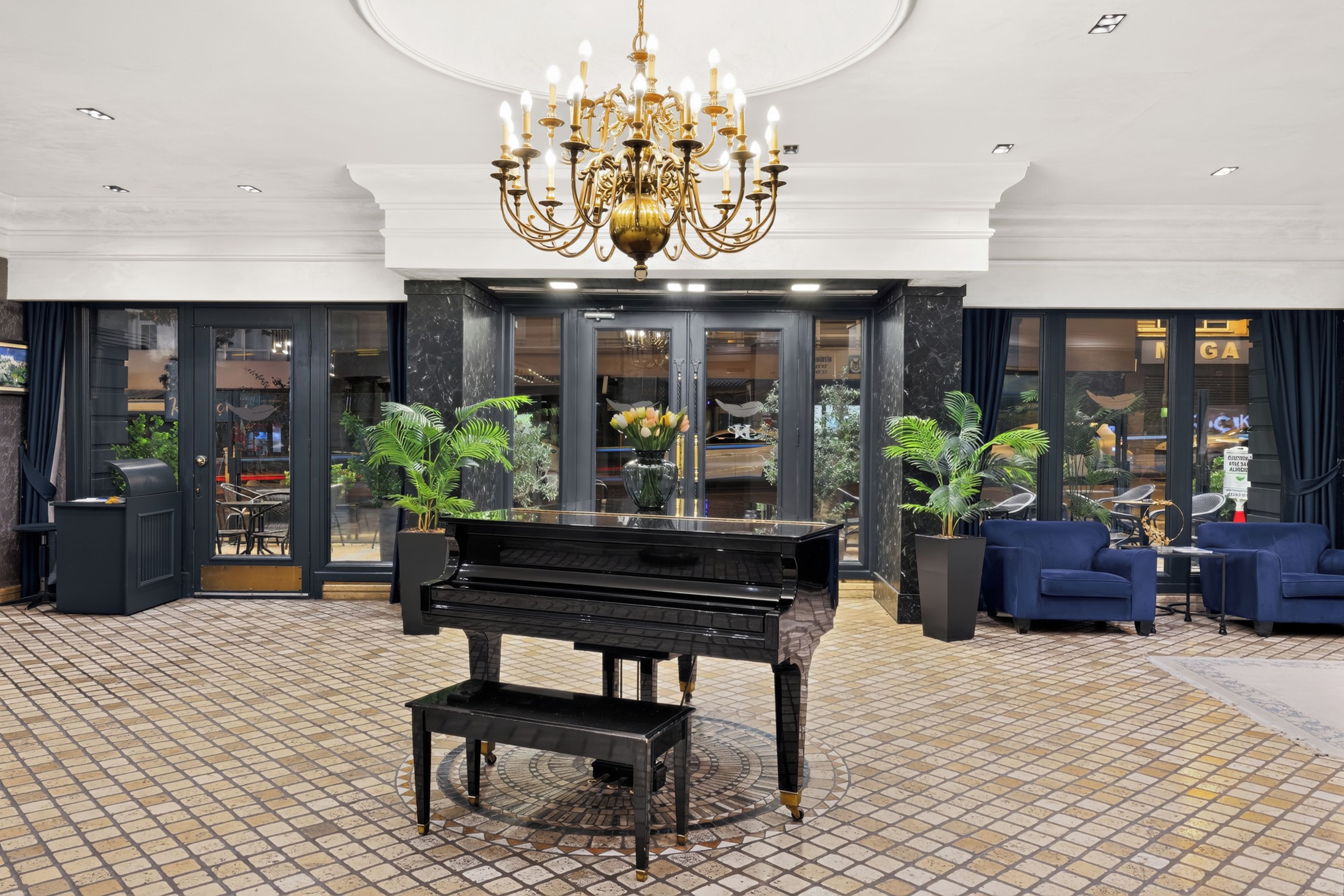 Un hall d’entrée agrémenté d’un grand piano, d’un lustre et de plantes en pot.