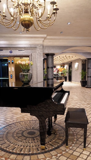 Lobby lounge