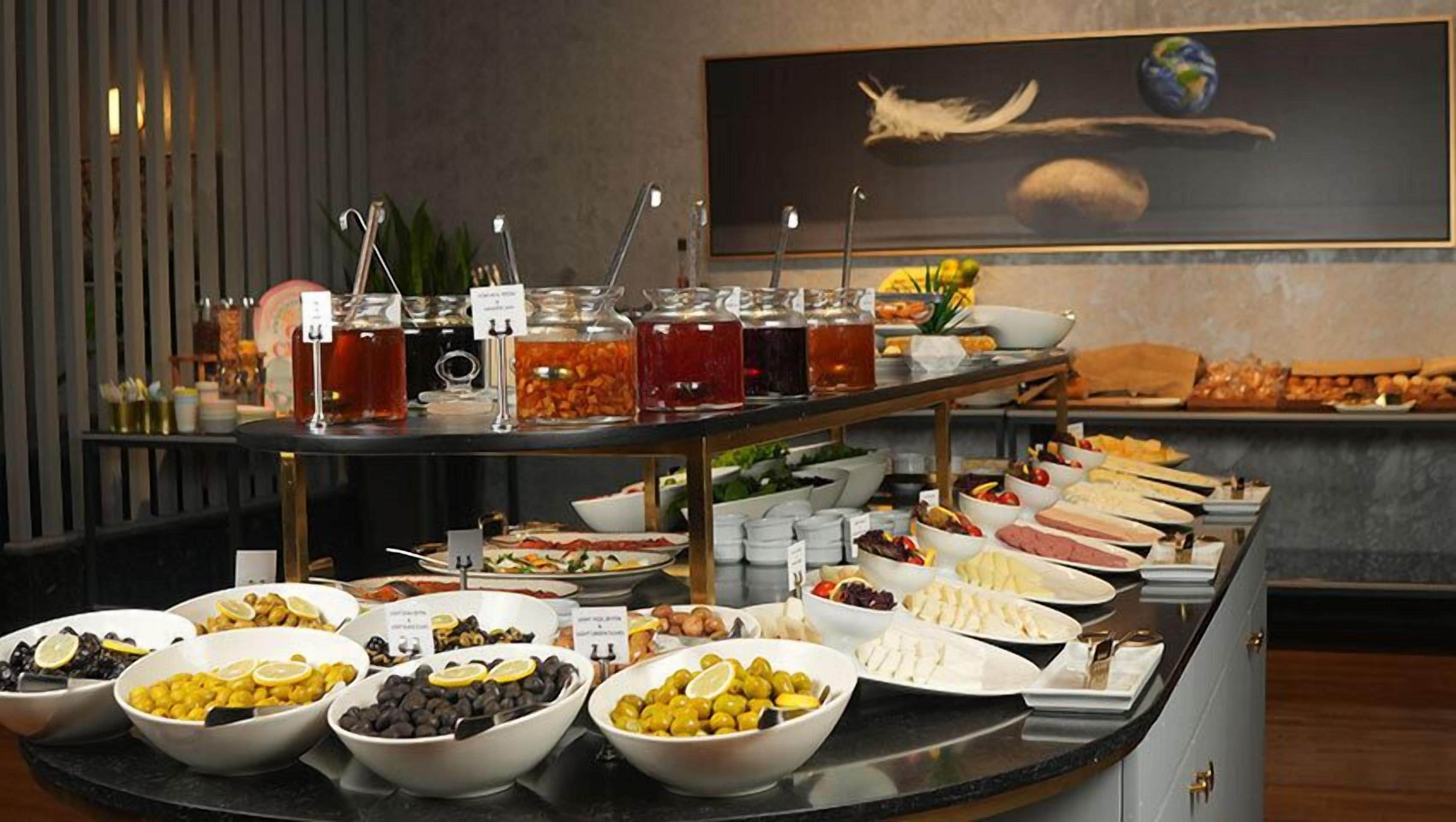 Bữa sáng buffet hàng ngày (10 EUR/mỗi người) 