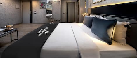 Suite junior | Ropa de cama de alta calidad, camas con efecto memoria y minibar