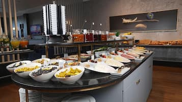 Tägliches Frühstücksbuffet (10 EUR pro Person)