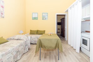 Apartment (secure parking/colazione inclusa) | Living area