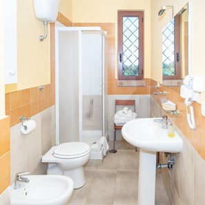 Apartment (secure parking/colazione inclusa) | Bathroom | Shower, free toiletries, towels - La Masseria (Capua)
