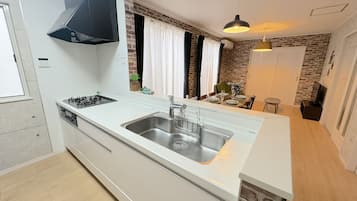 Vila (ONNA 1C) | Dapur pribadi | Lemari es, microwave, kompor, dan penanak nasi