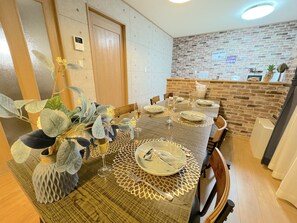 [Max 13 People] 4LDK (100m2)/13 Beds/BBQ/Parking2carsOK/Onna1D | Living area | TV
